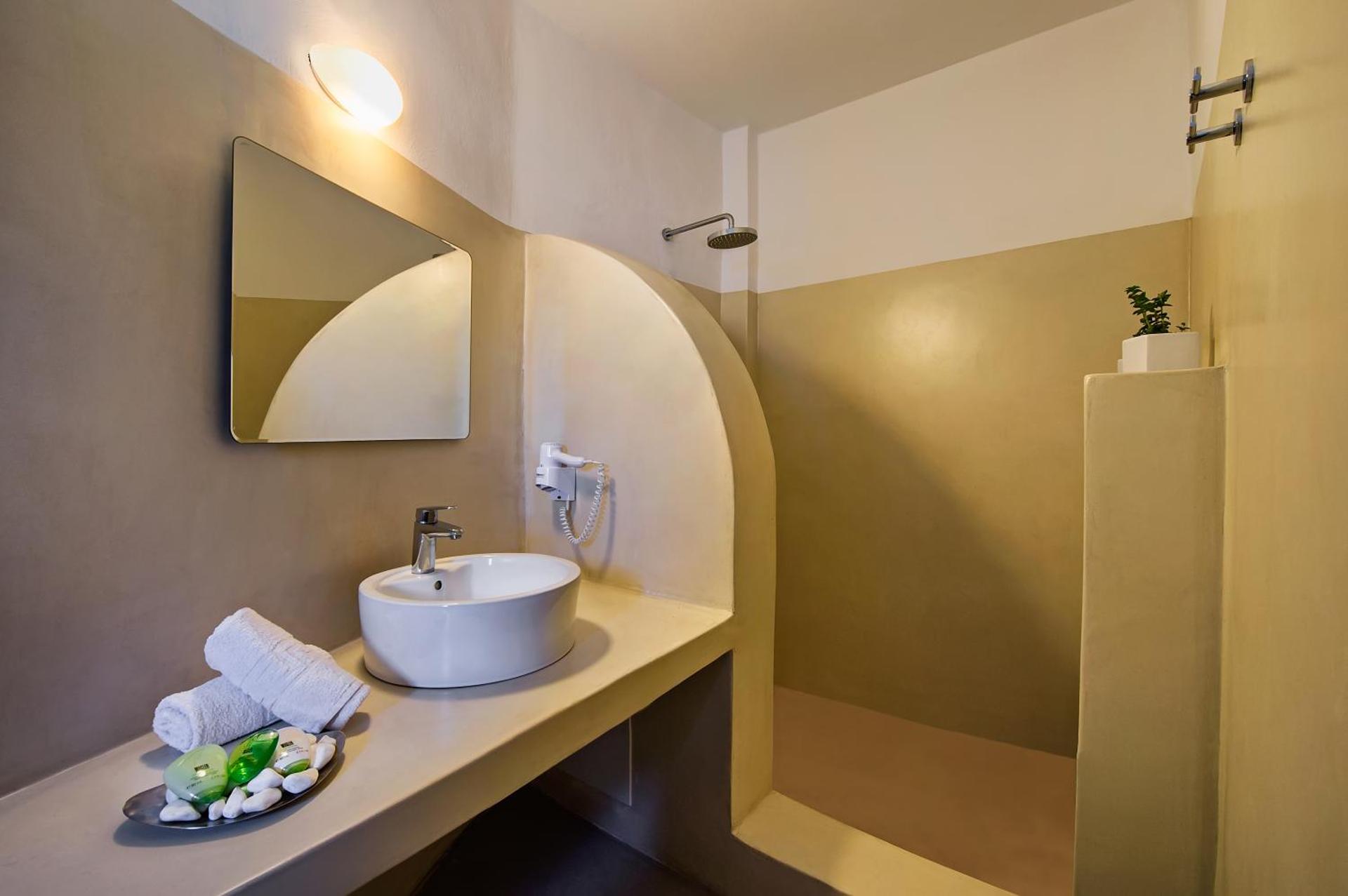 Apanemo Hotel & Suites - Photo 21