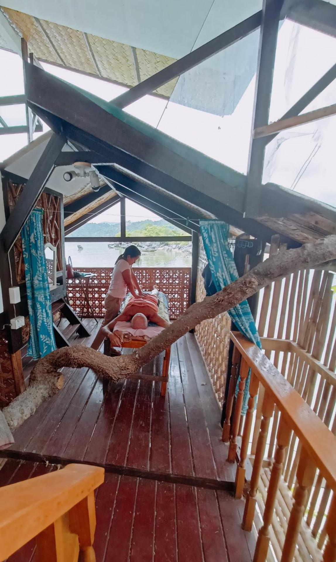 El Gordo's Seaside Adventure Lodge - Photo 2