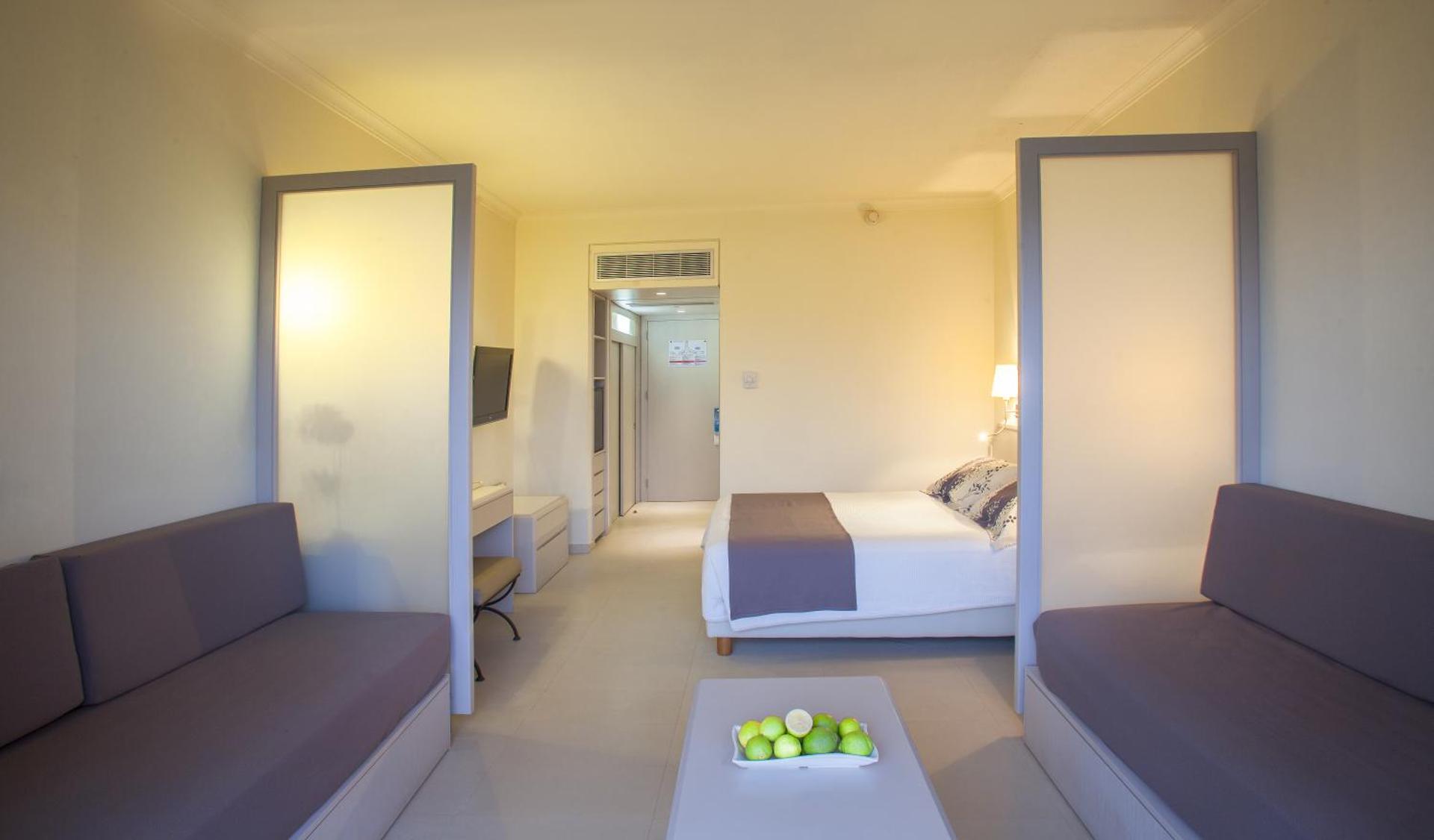 Louis Imperial Beach - Photo 2