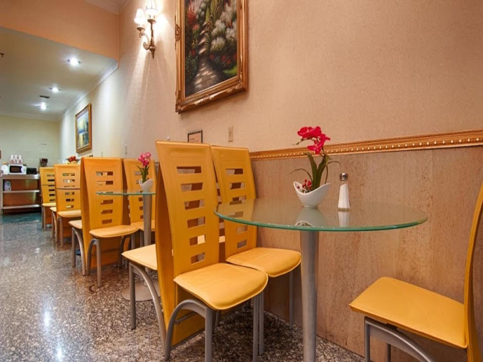 Flushing Hotel - Photo 12