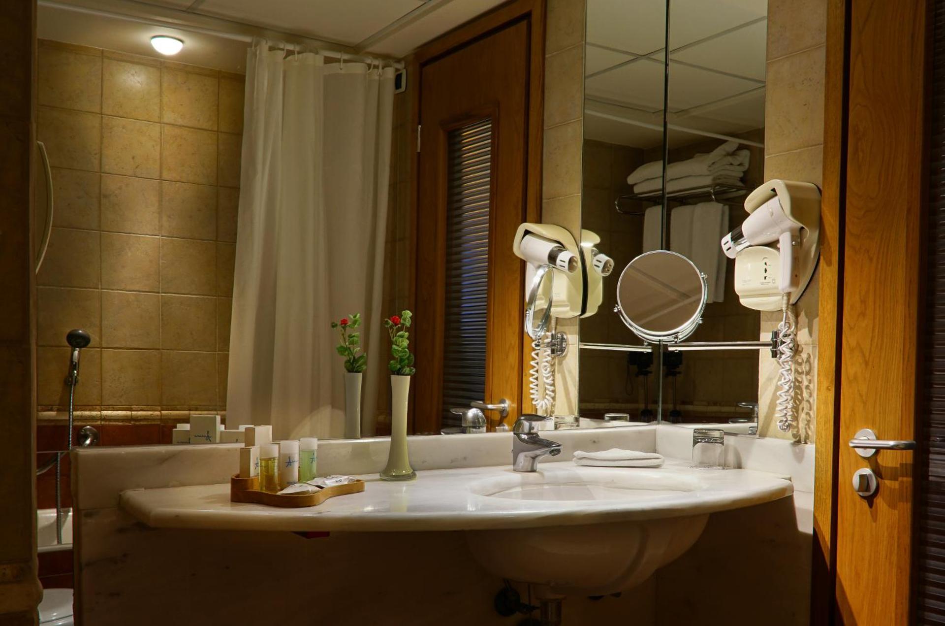 Alexander Beach Hotel & Spa - Photo 5