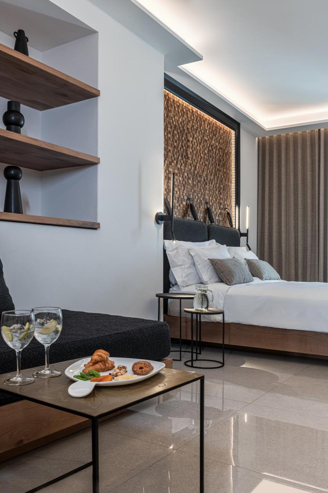 Junior Suite with Side Sea View