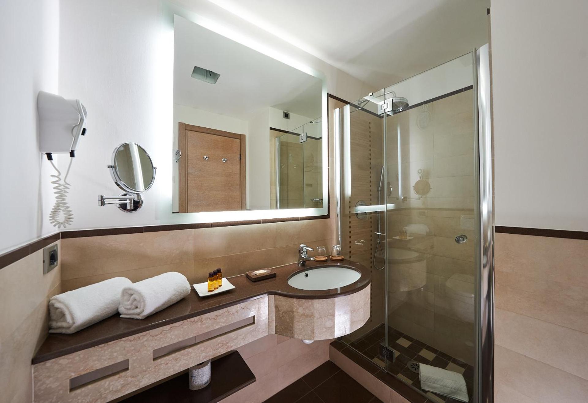 Hotel Astoria - Photo 38