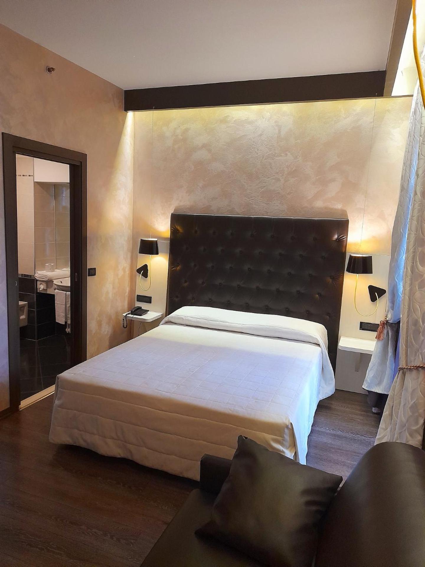 Hotel Continental - Photo 30