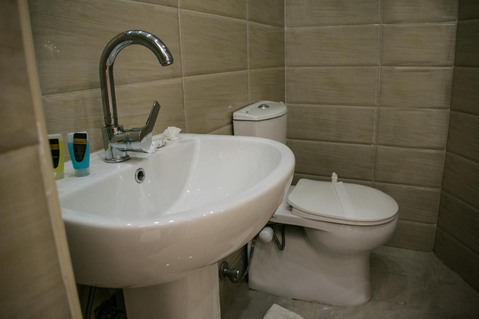 Crown Hotel - Photo 18