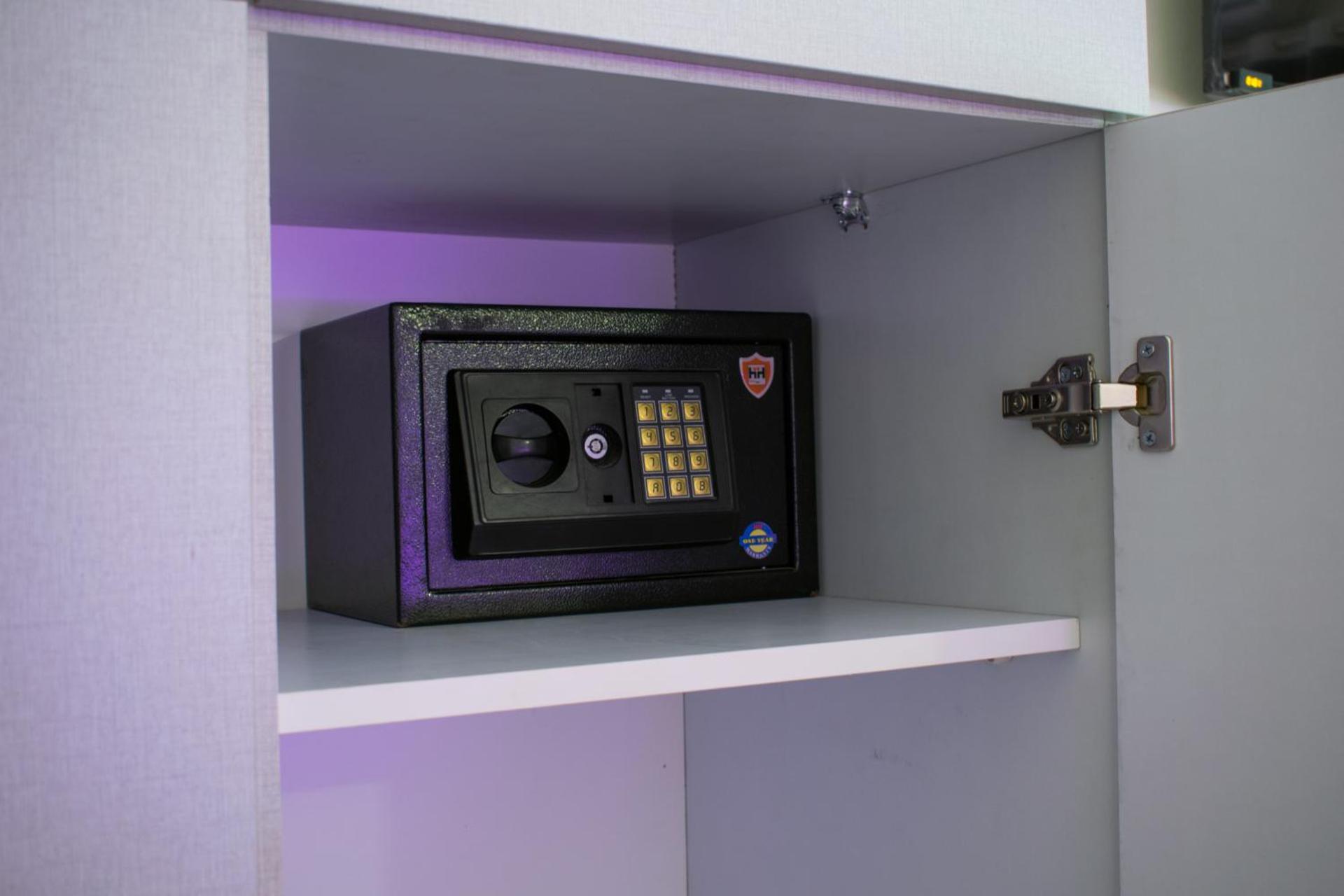 Crown Hotel - Photo 12