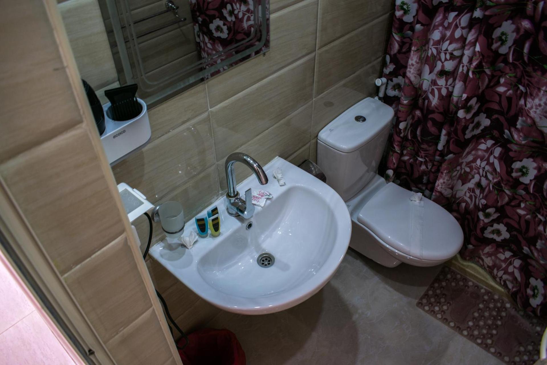 Crown Hotel - Photo 11