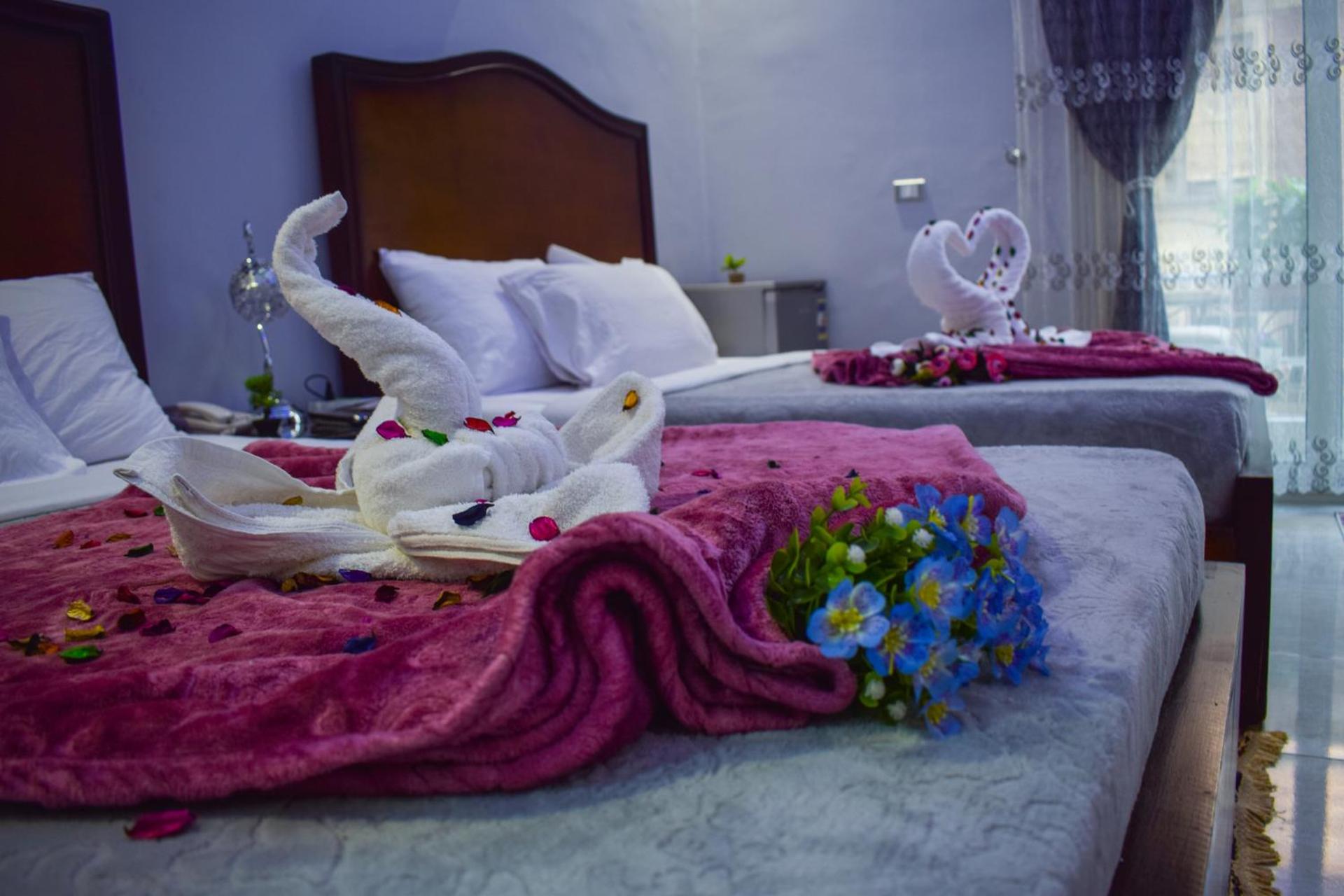 Crown Hotel - Photo 2