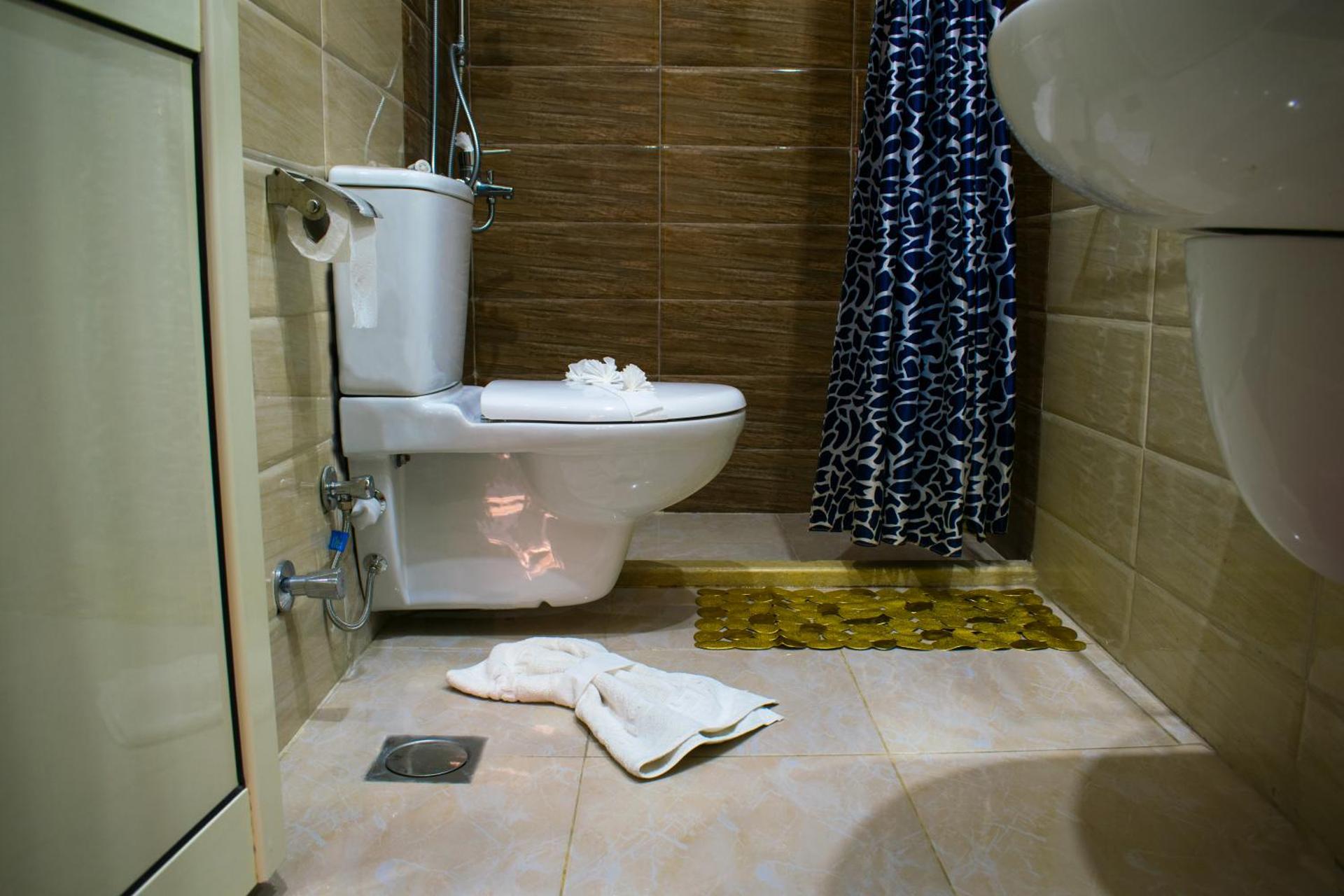 Crown Hotel - Photo 34