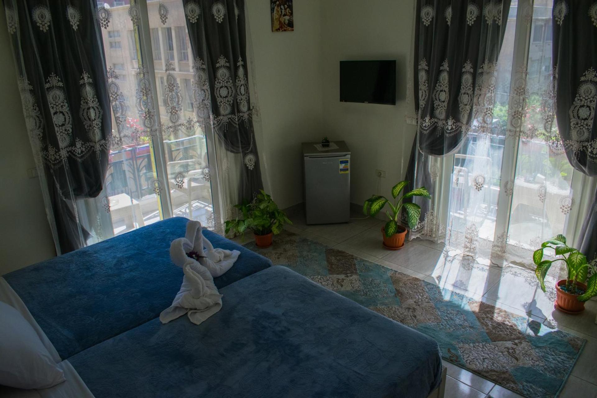 Crown Hotel - Photo 22