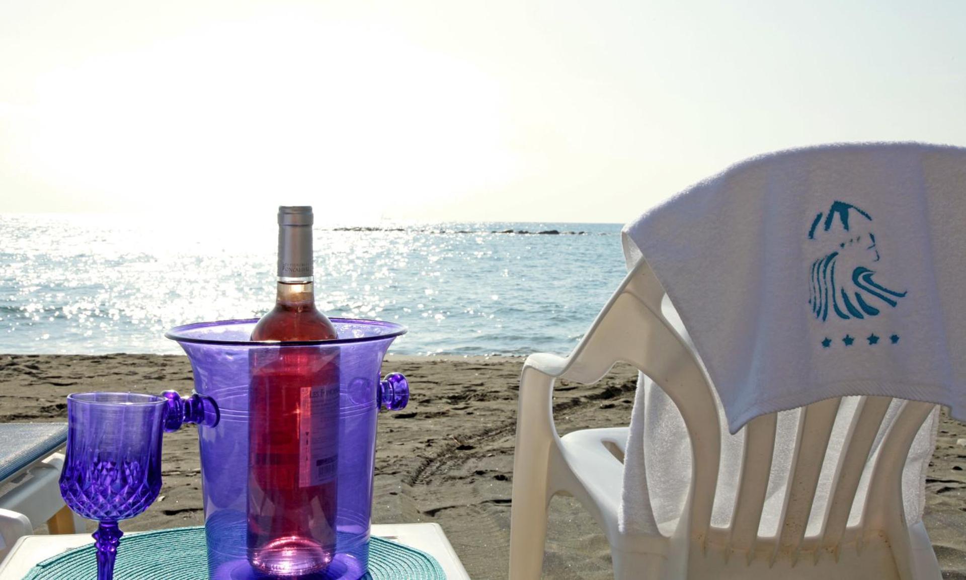 Poseidonia Beach Hotel - Photo 37