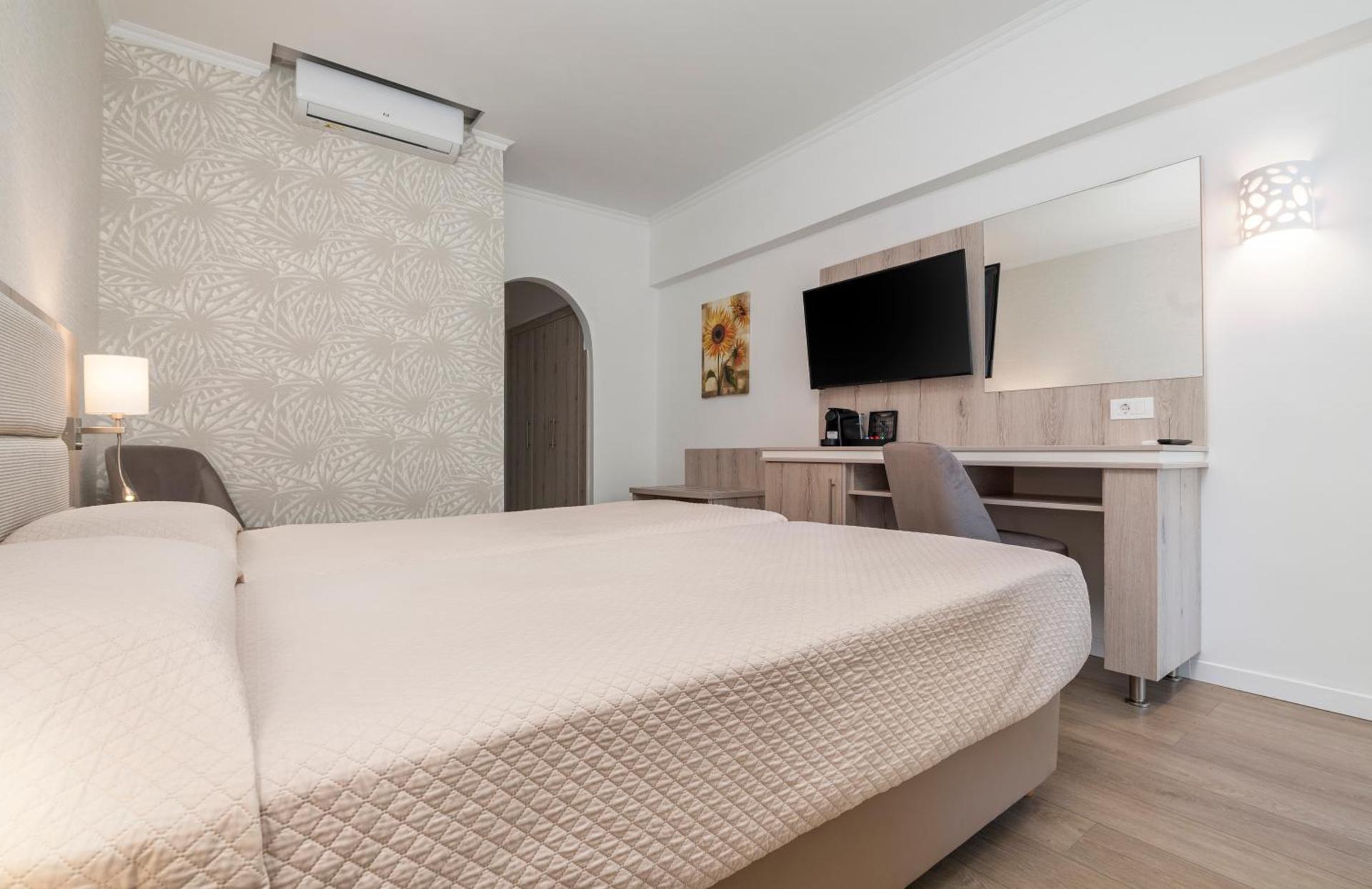 Atlantis Hotel - Photo 76