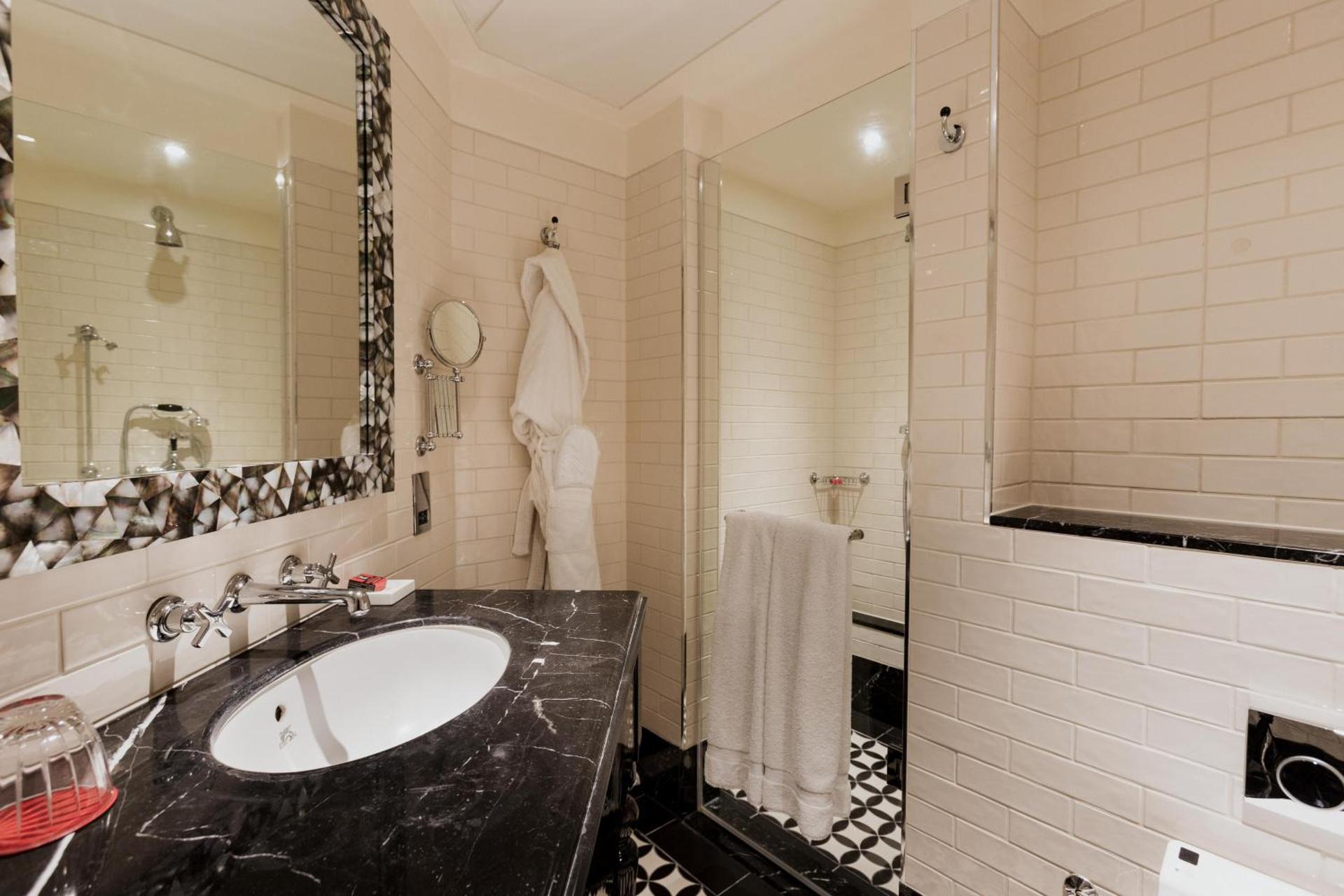 The LaLit London - Photo 16