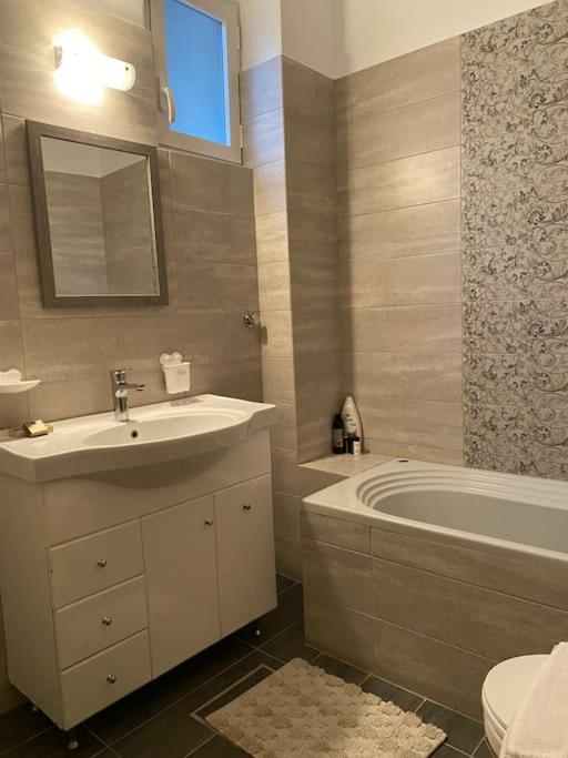 DS Apartment (semi-basement) - Photo 2