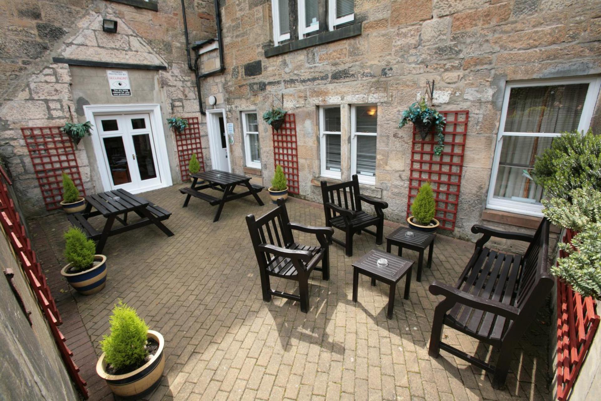 Embassy Apartments - Photo 8