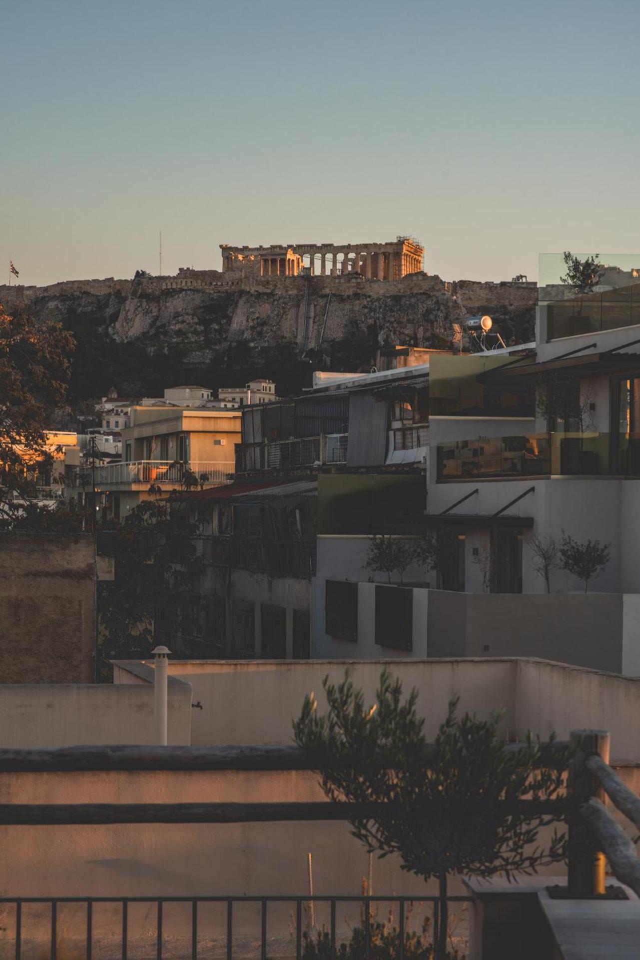Luxury Apartment with Acropolis view Terrace and Jacuzzi in the Heart of Athens - Living Stone Azurite - Photo 32