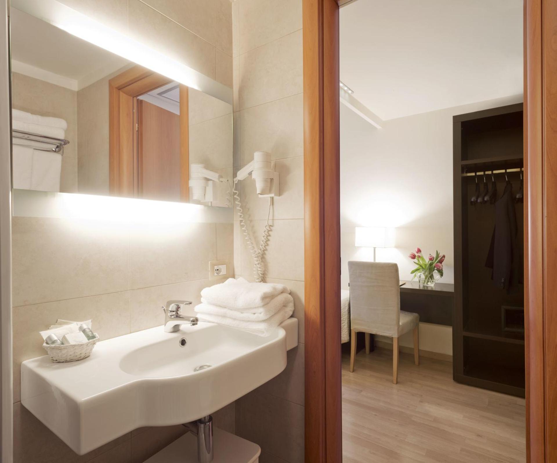 Hotel Aurora - Photo 28