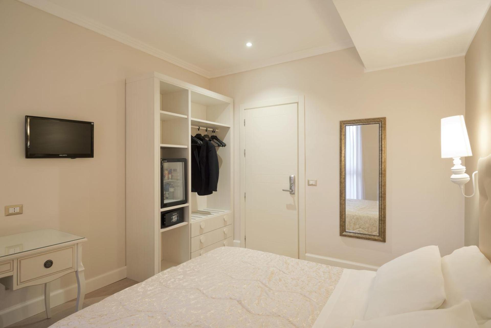 Hotel Aurora - Photo 23