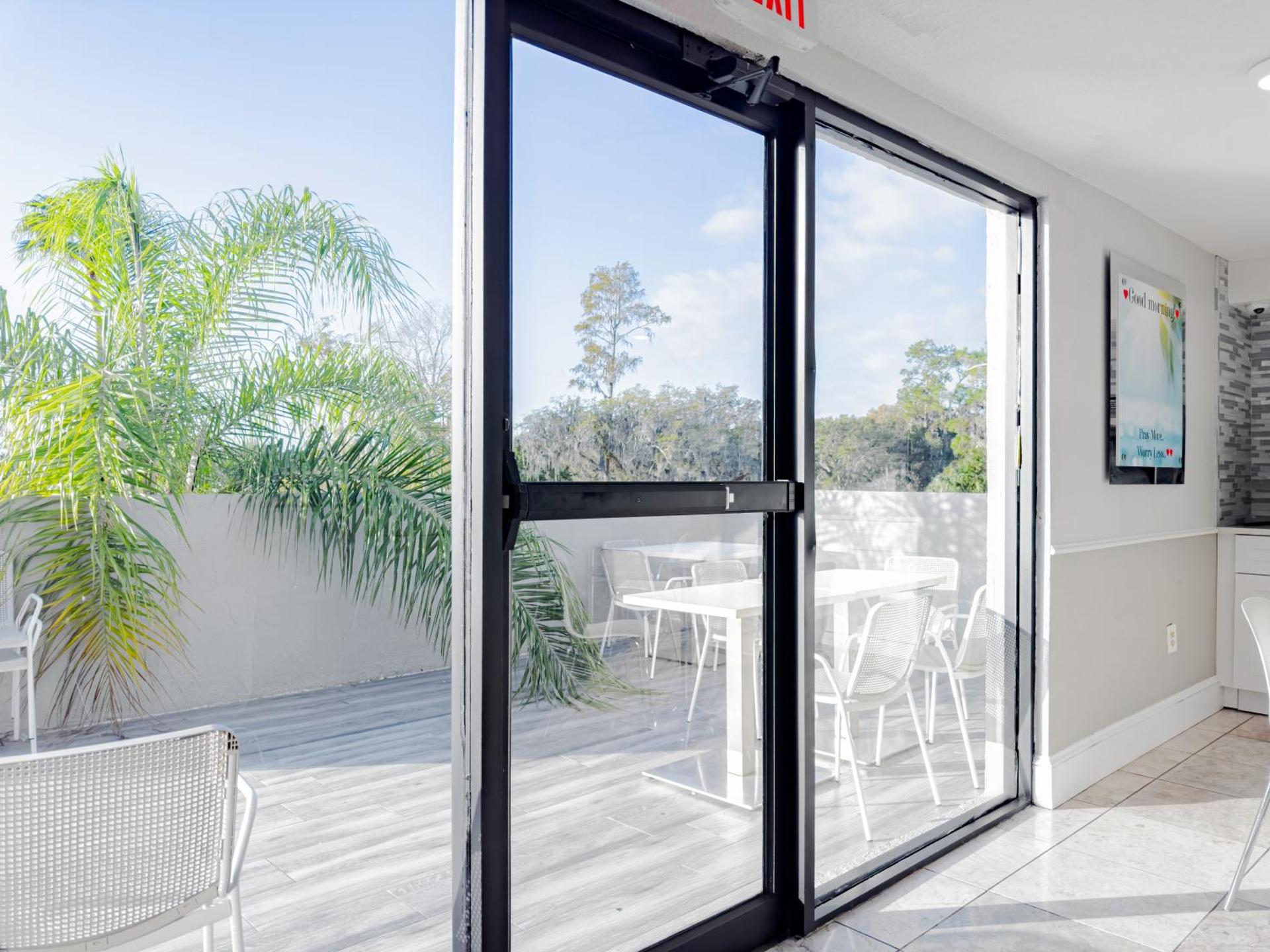 Palazzo Lakeside Hotel - Photo 4