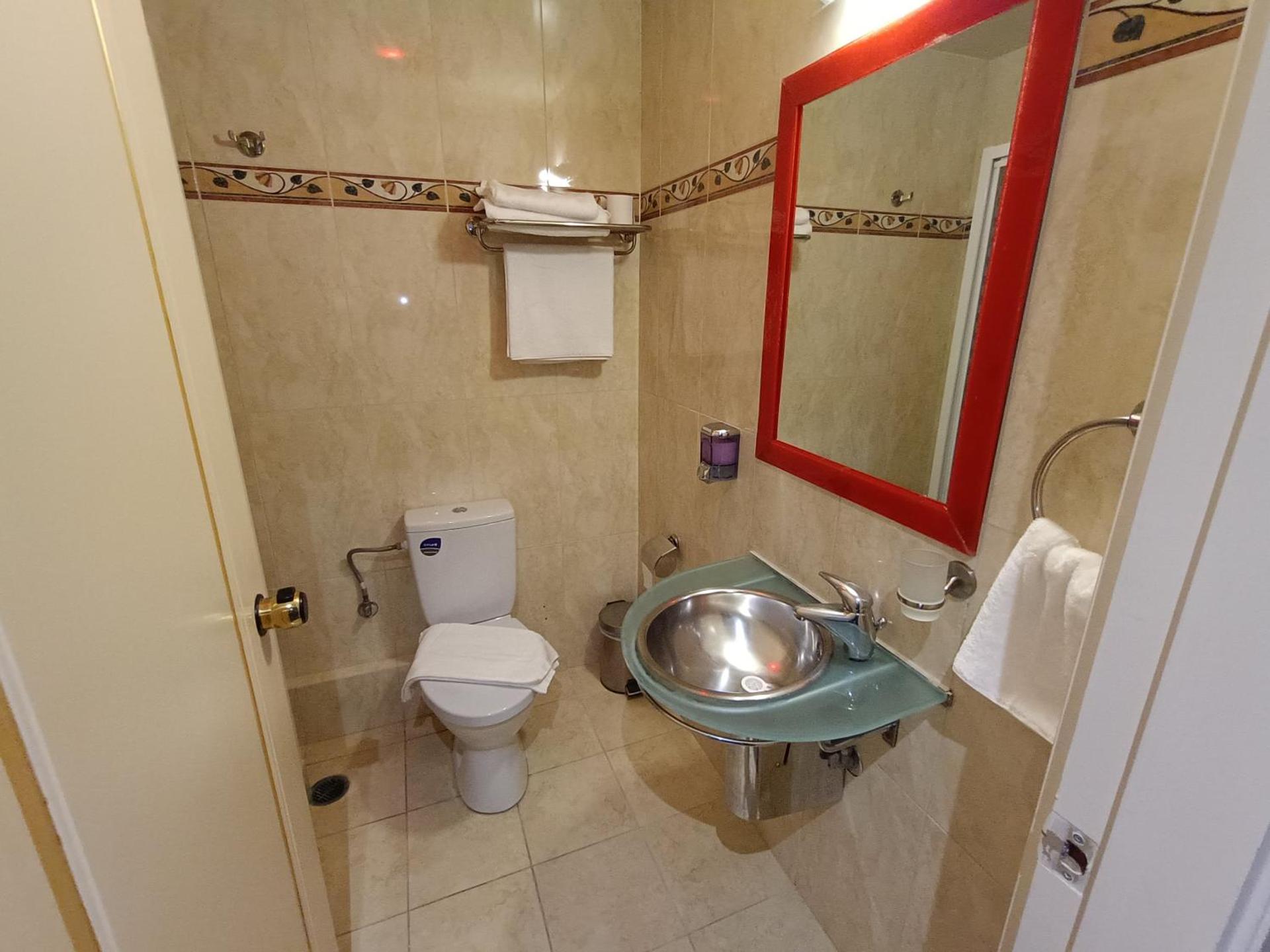 Queens Leriotis Hotel - Photo 5