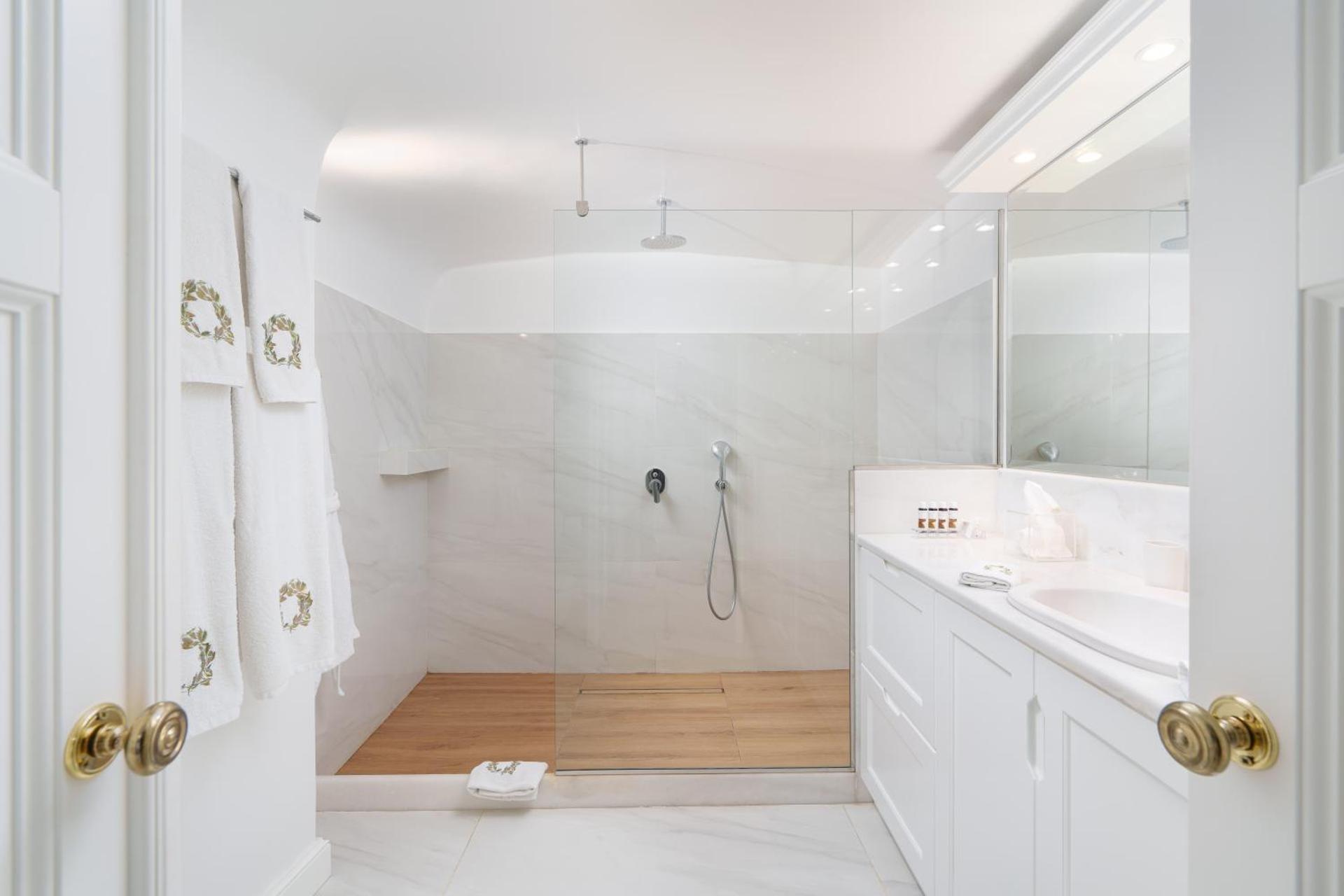 The Tsitouras Collection - Photo 6