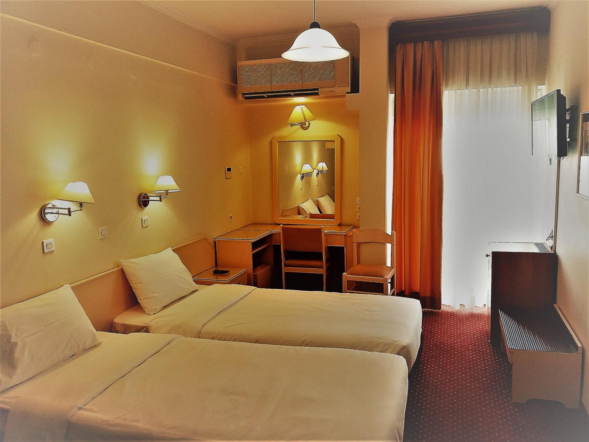 Double or Twin Room with Lake View - Photo 2