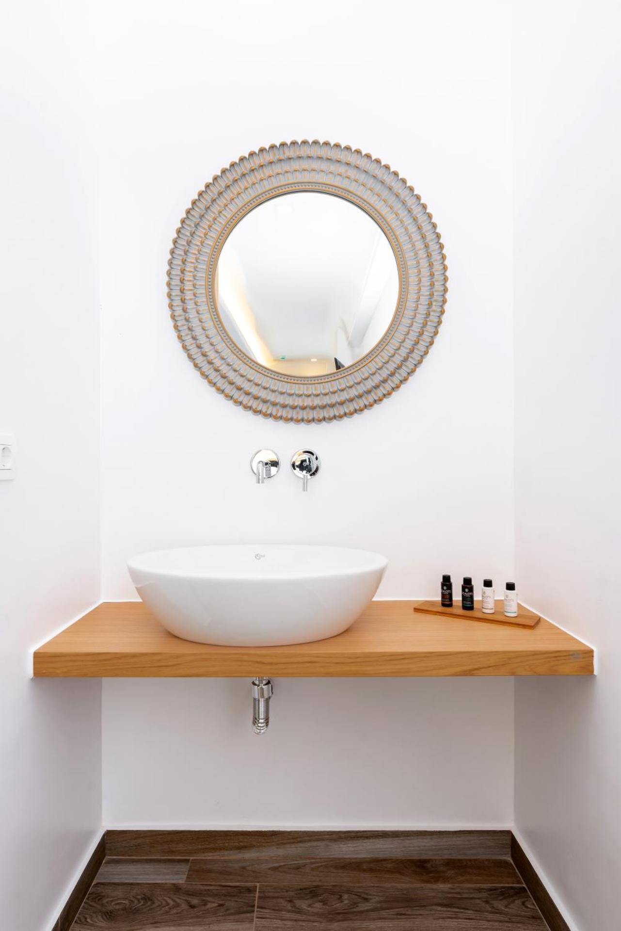 Deluxe Suites Santorini - Photo 60