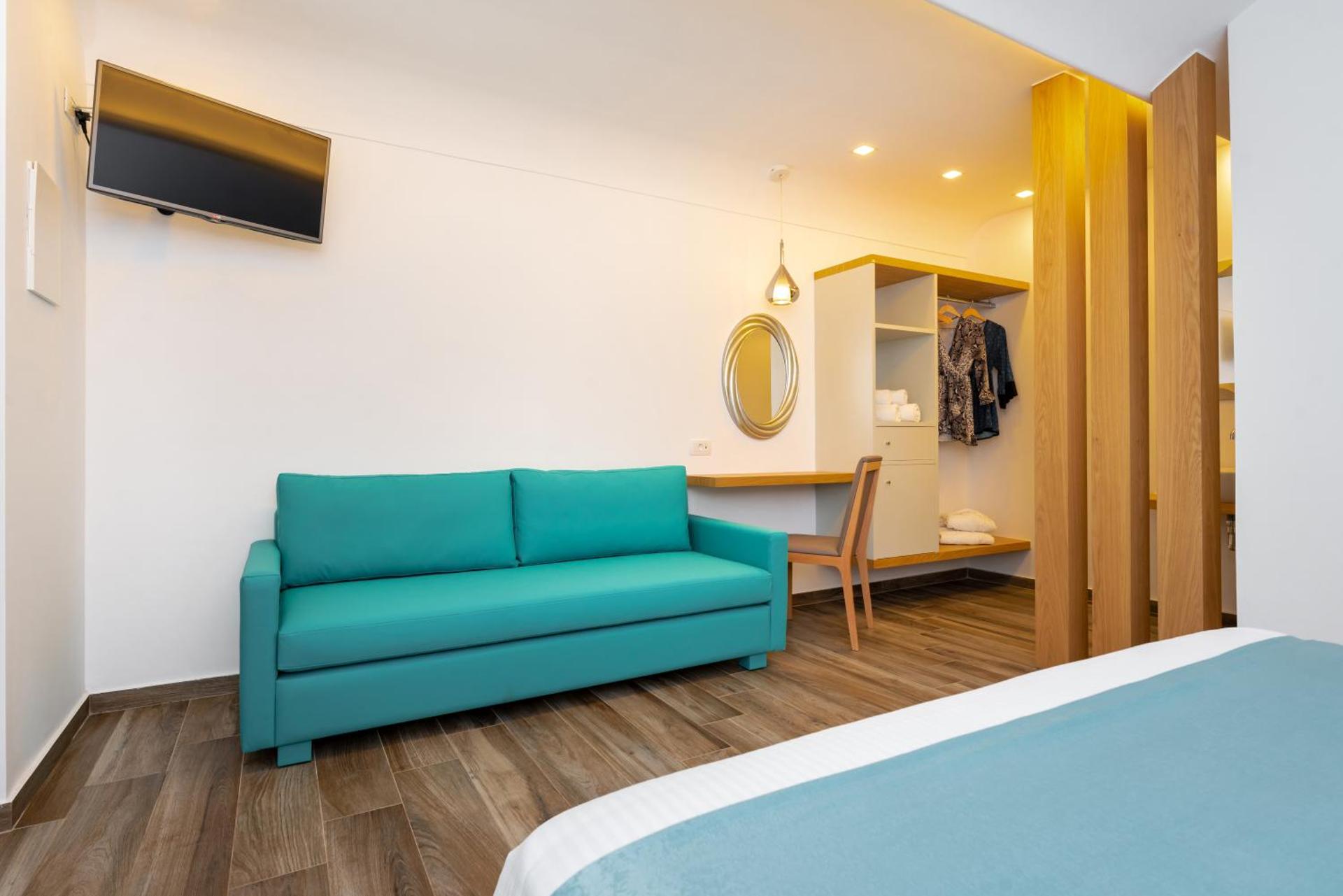 Deluxe Suites Santorini - Photo 55