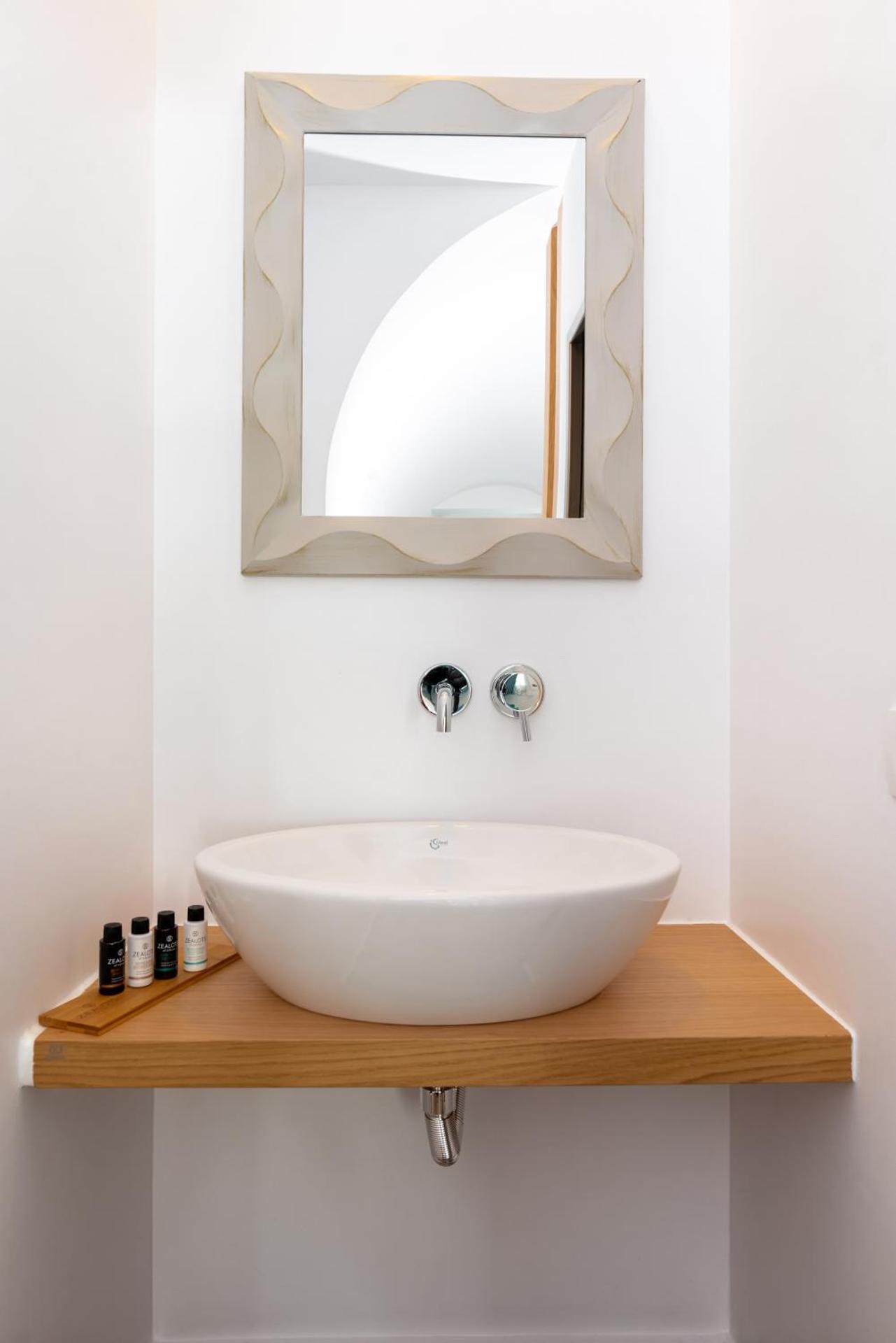 Deluxe Suites Santorini - Photo 47