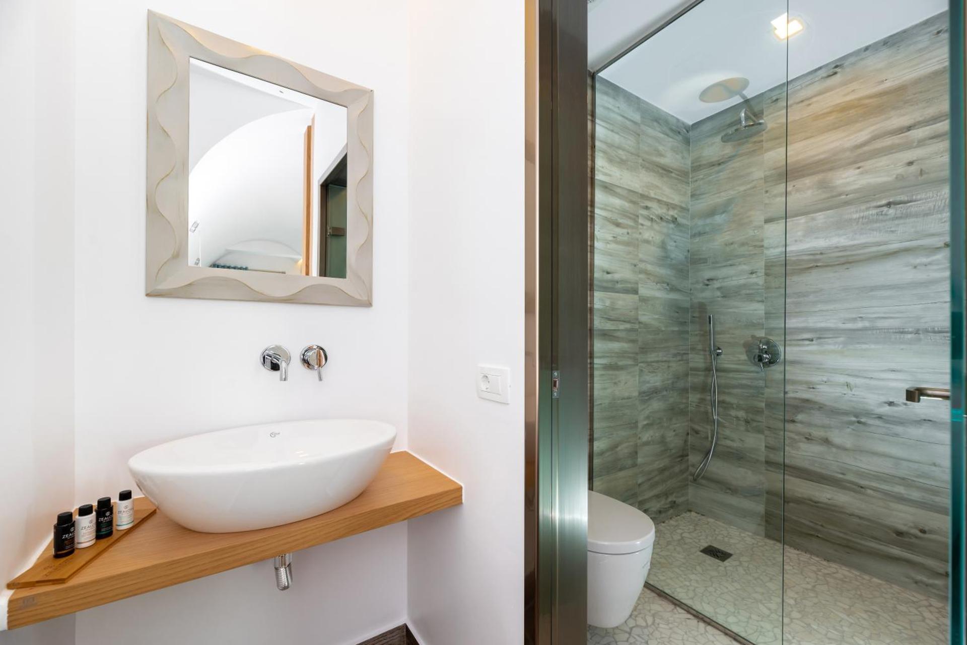 Deluxe Suites Santorini - Photo 78