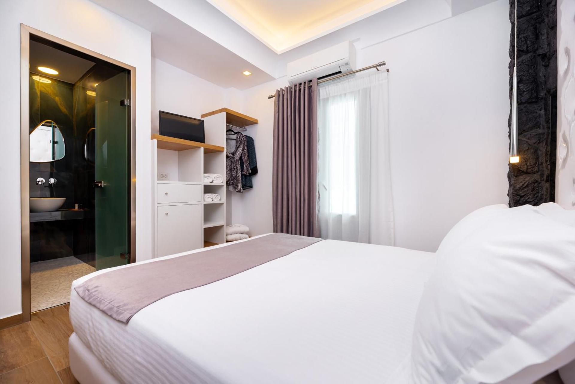 Deluxe Suites Santorini - Photo 75