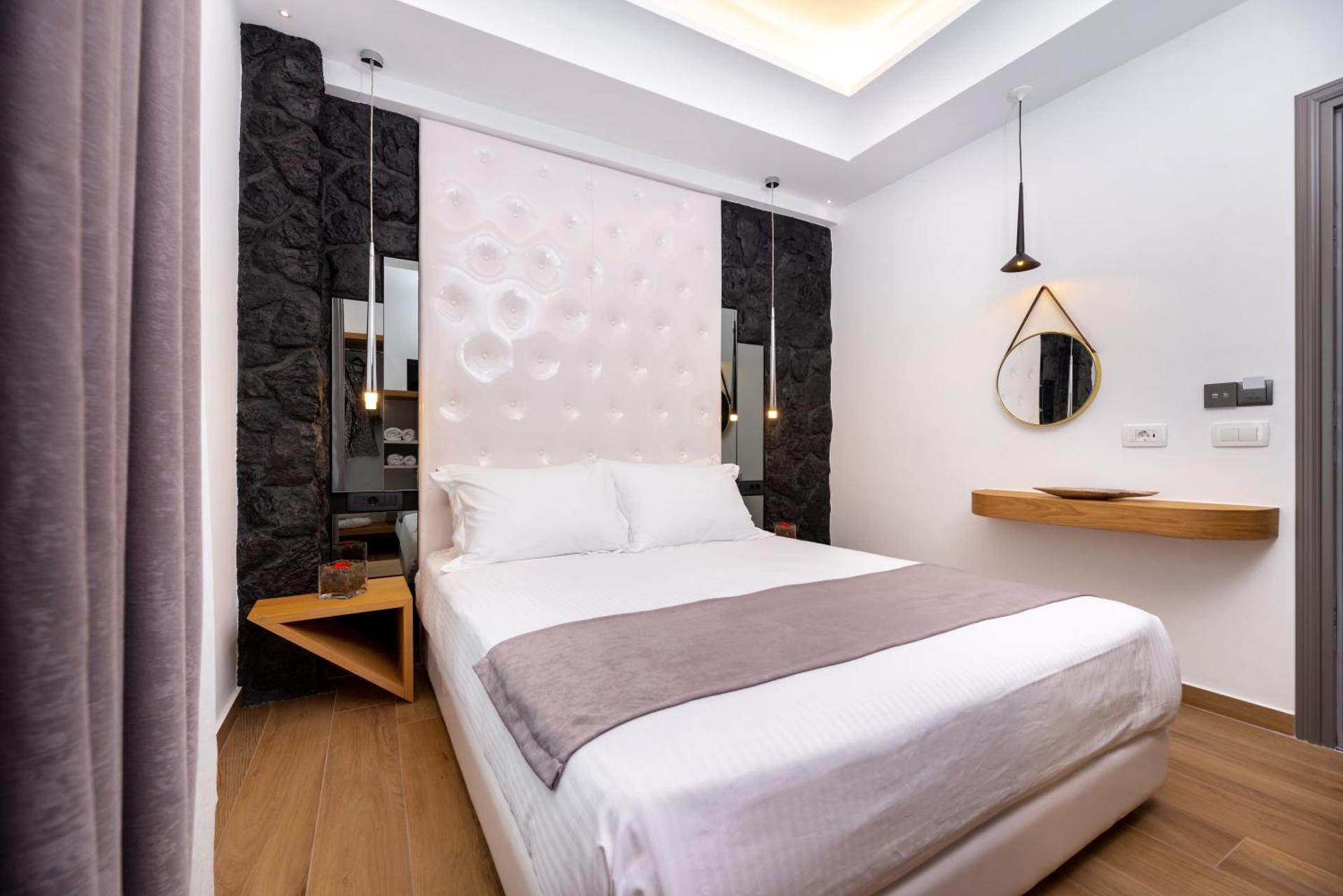 Deluxe Suites Santorini - Photo 62