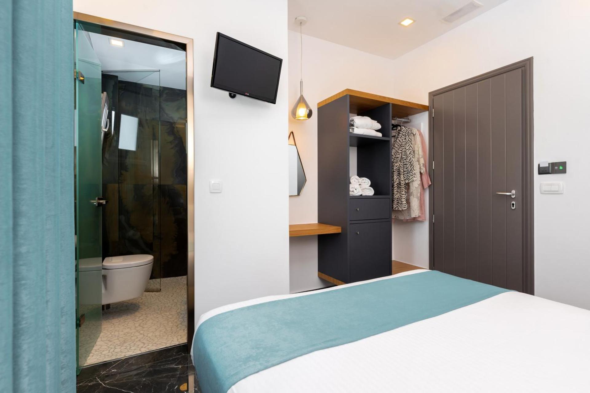 Deluxe Suites Santorini - Photo 20