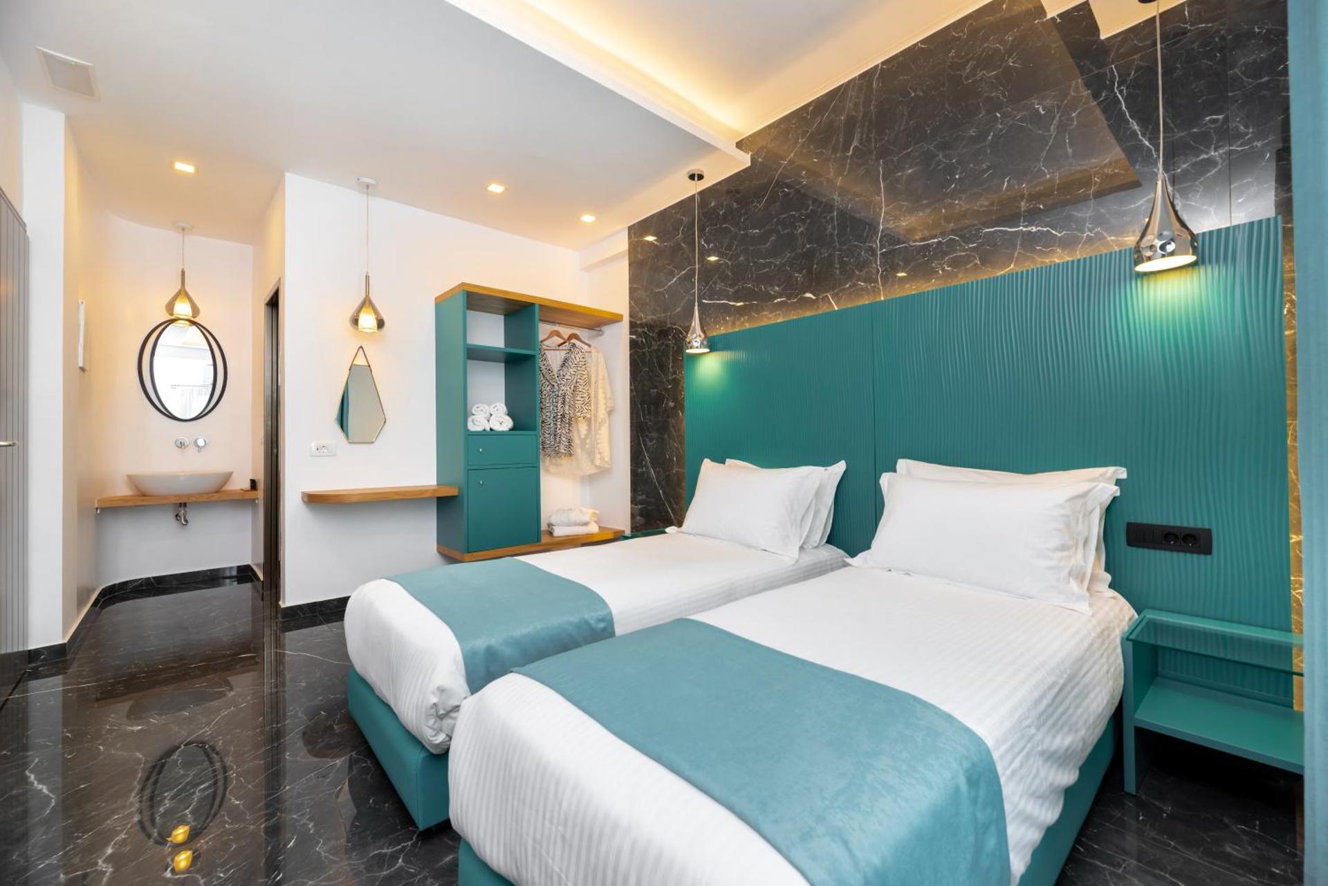 Deluxe Suites Santorini - Photo 16