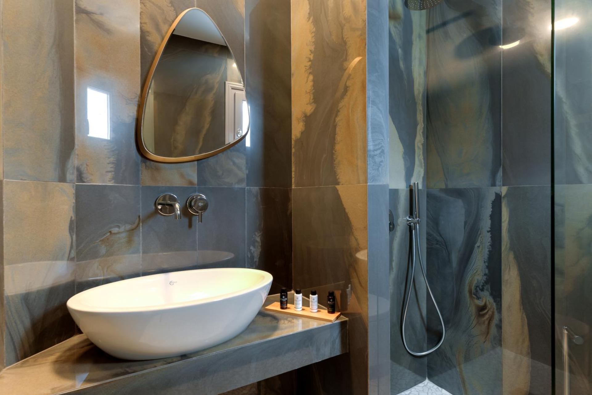 Deluxe Suites Santorini - Photo 14