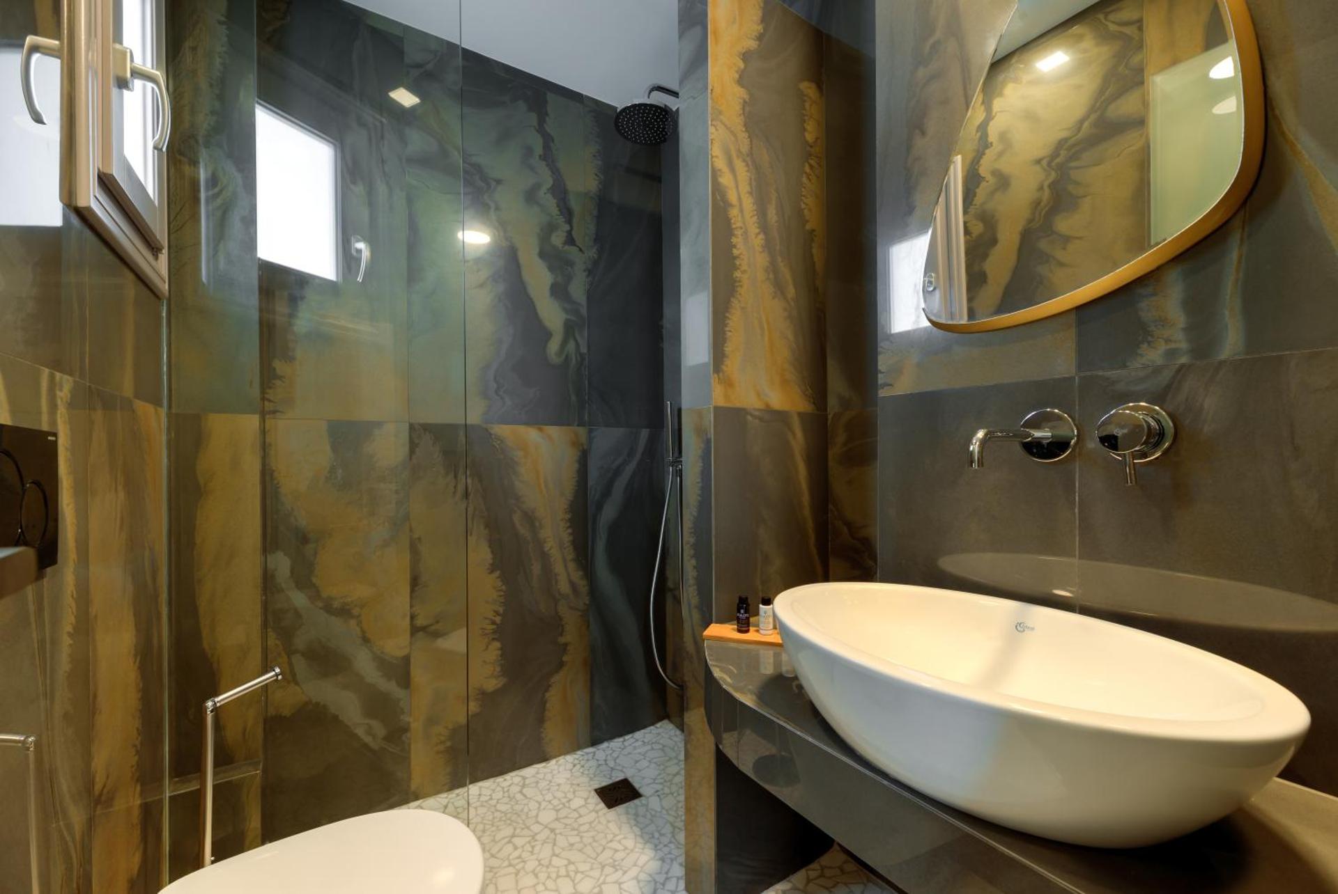 Deluxe Suites Santorini - Photo 12