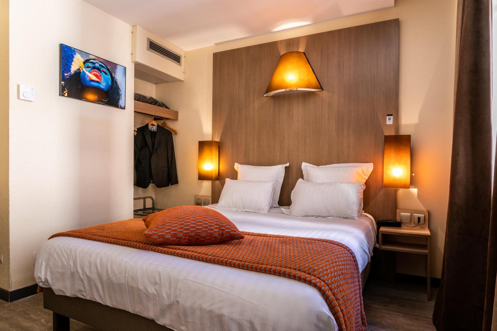 Superior Double Room with Large bed and Bath