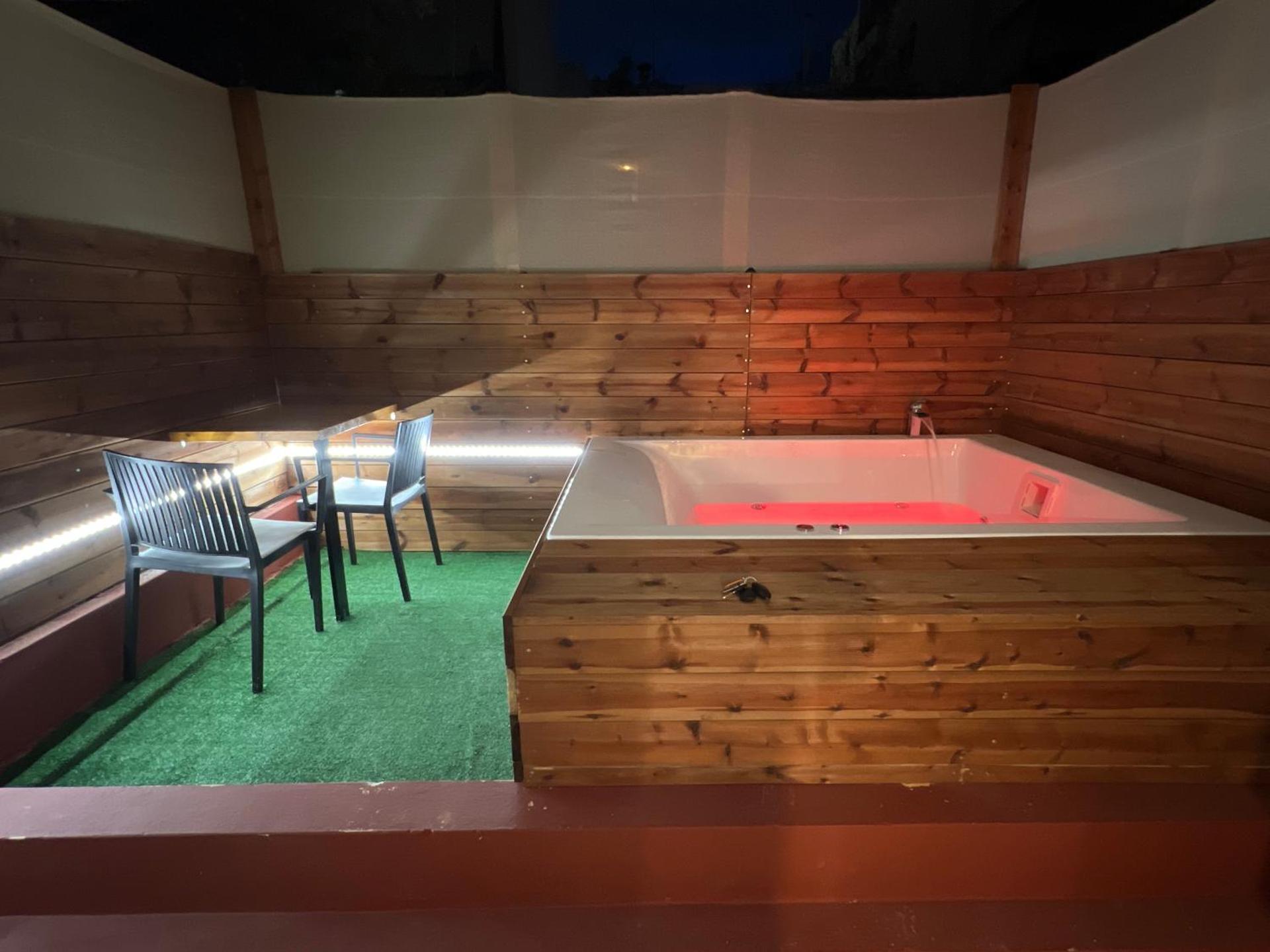 Jacuzzi studio close to athens airport!! - Photo 12