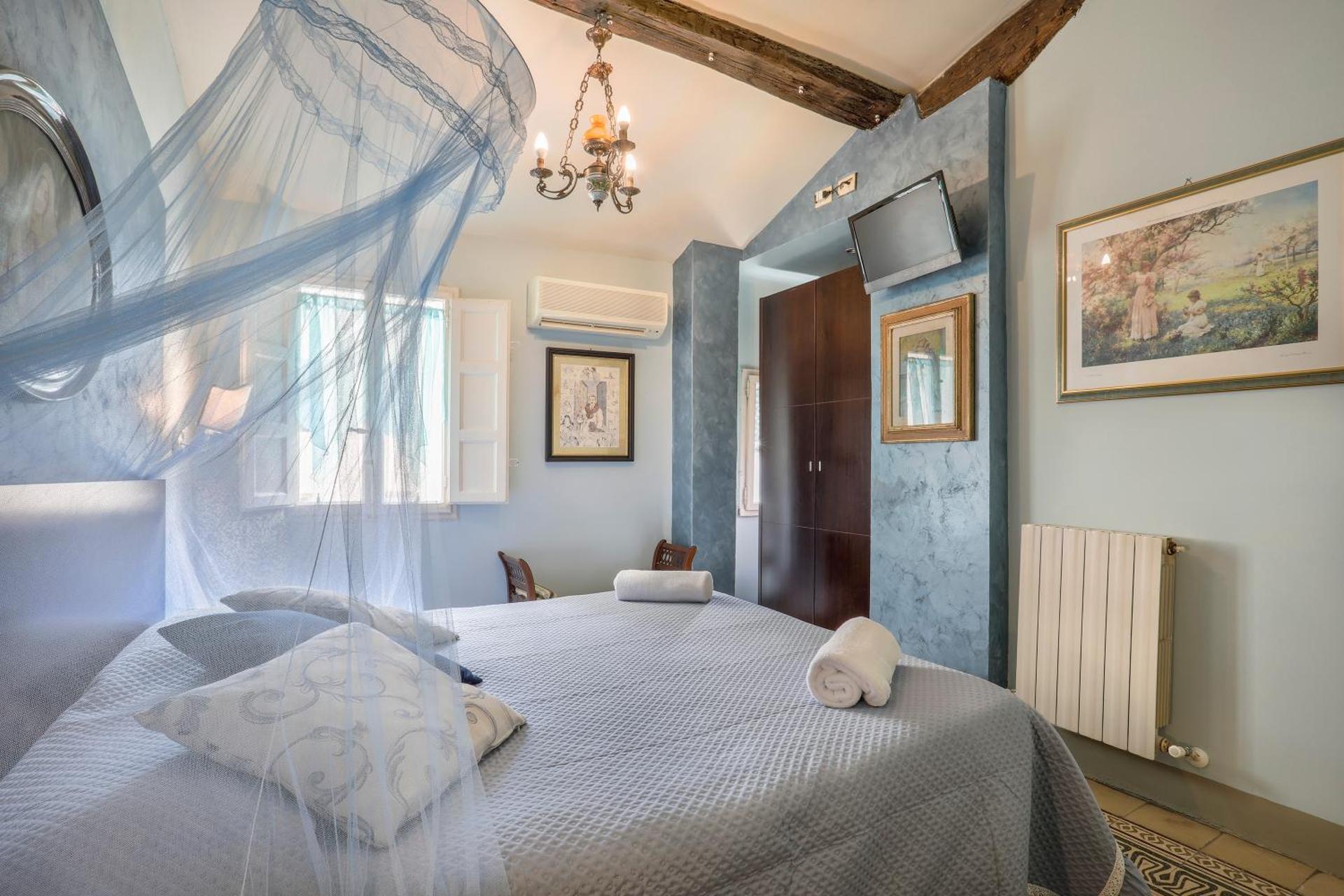 Antica Residenza Santa Chiara -City Center - Photo 26