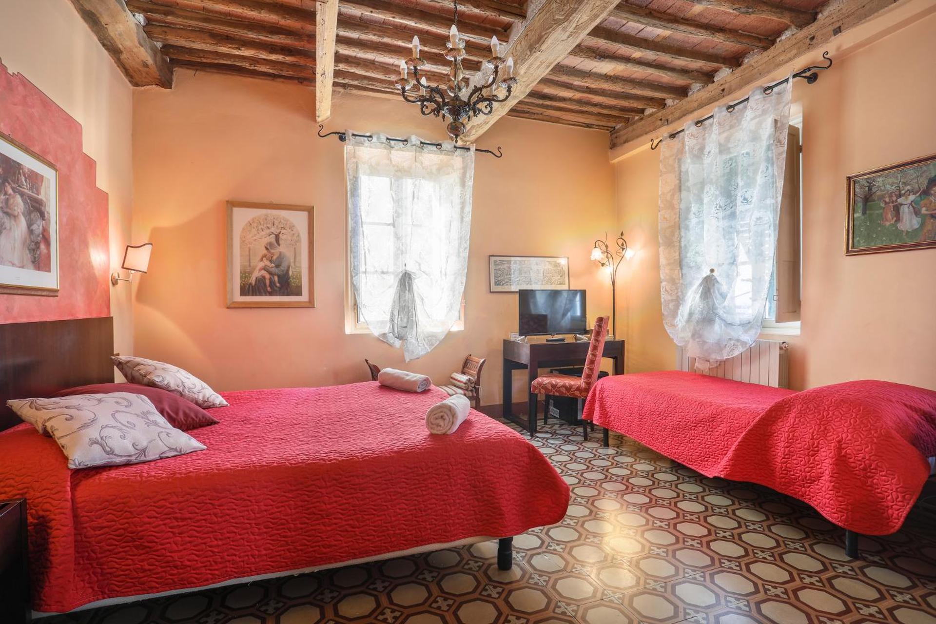 Antica Residenza Santa Chiara -City Center - Photo 3