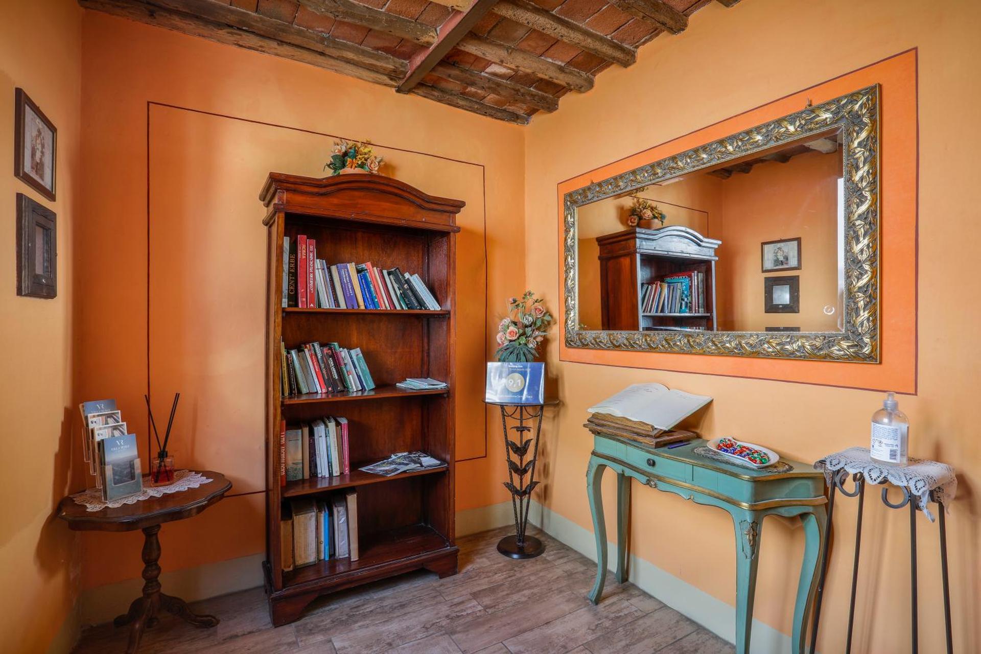 Antica Residenza Santa Chiara -City Center - Photo 22