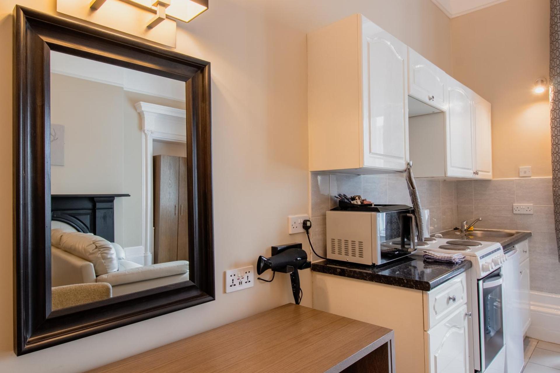 Embassy Apartments - Photo 14