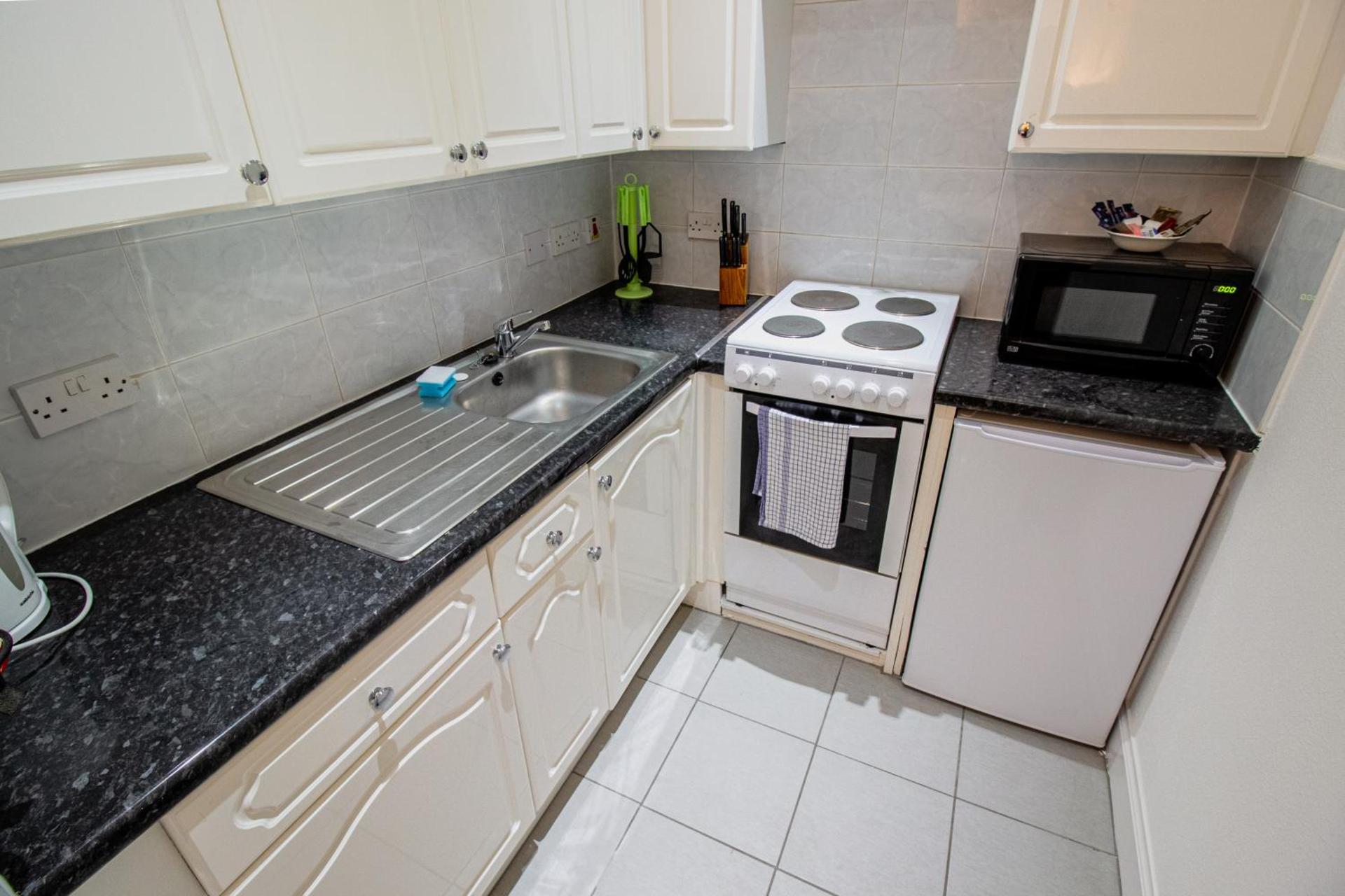 Embassy Apartments - Photo 16