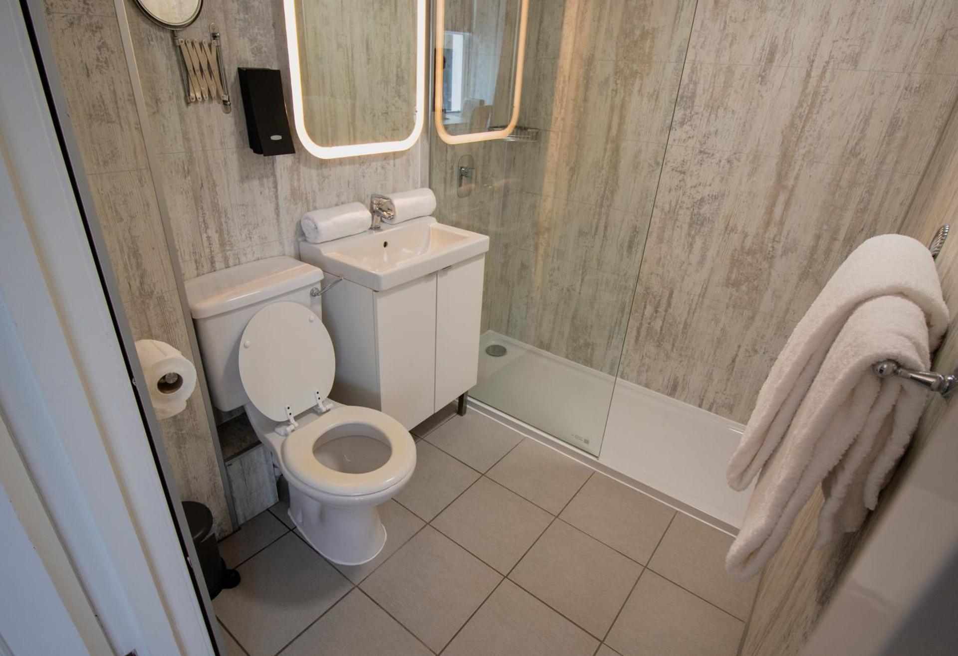 Embassy Apartments - Photo 18