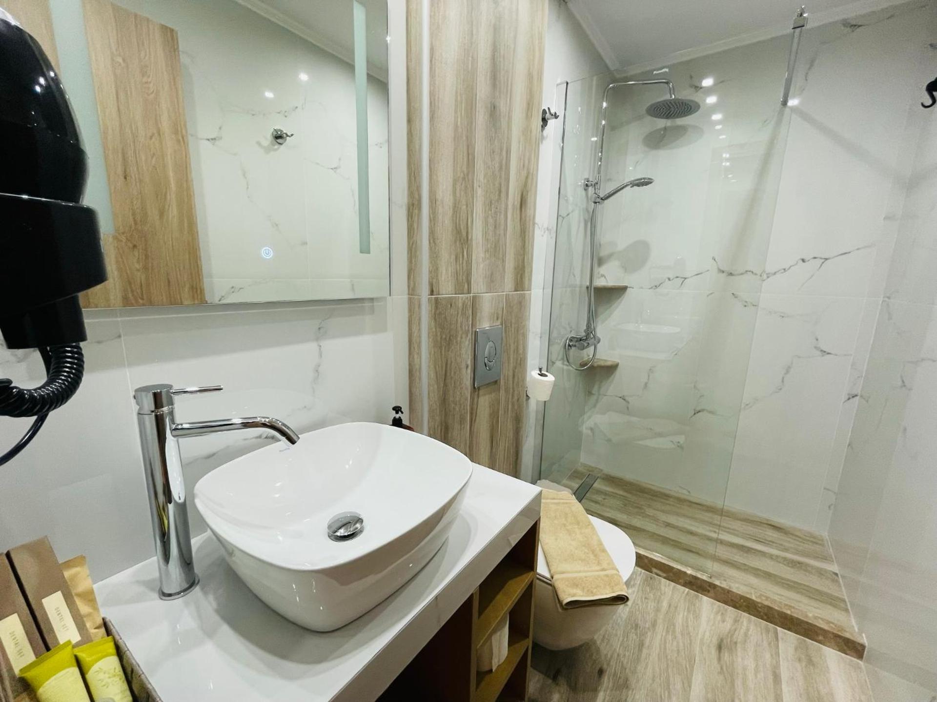 Xenios Suites - Photo 9