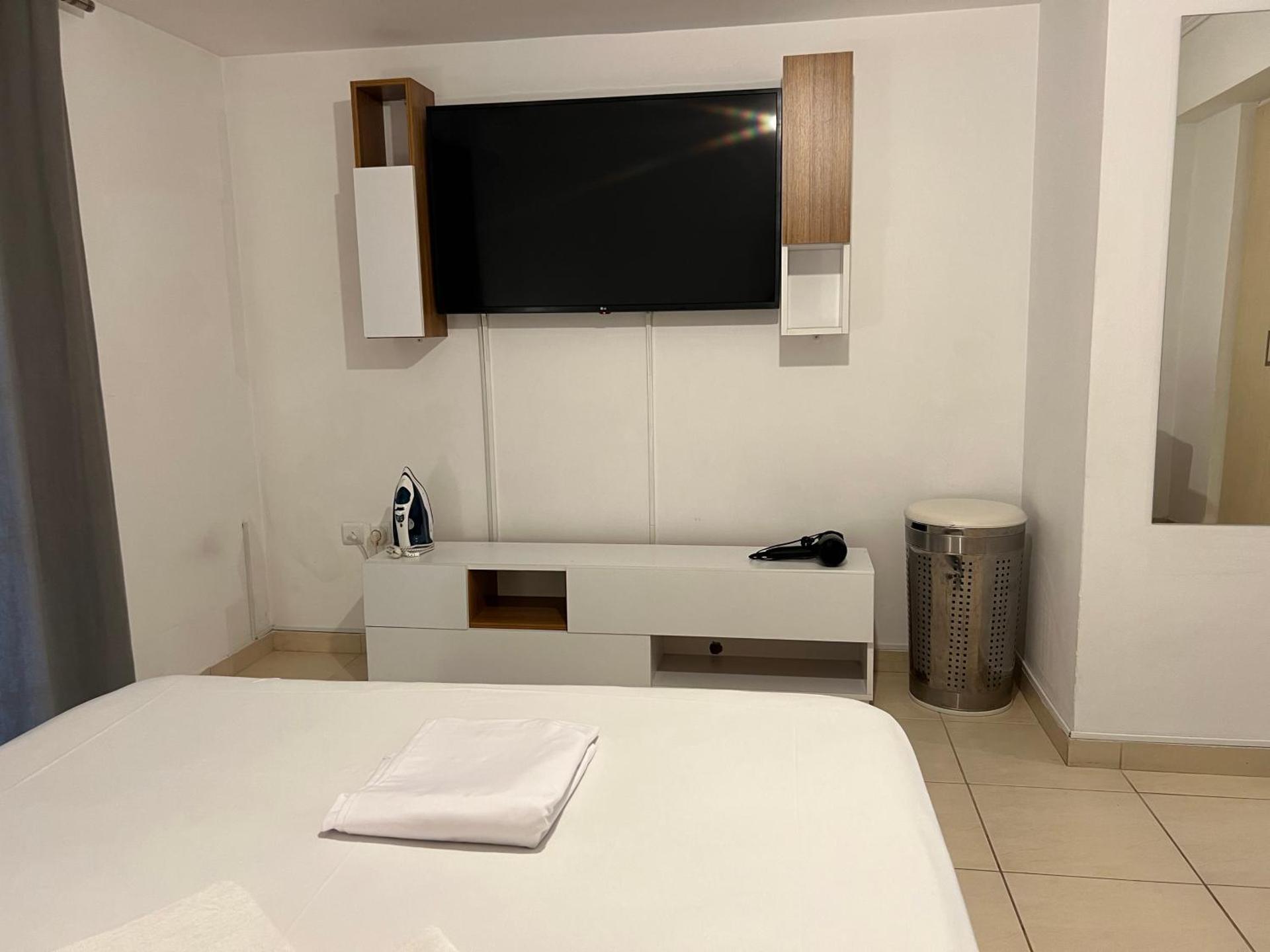 Jacuzzi studio close to athens airport!! - Photo 15