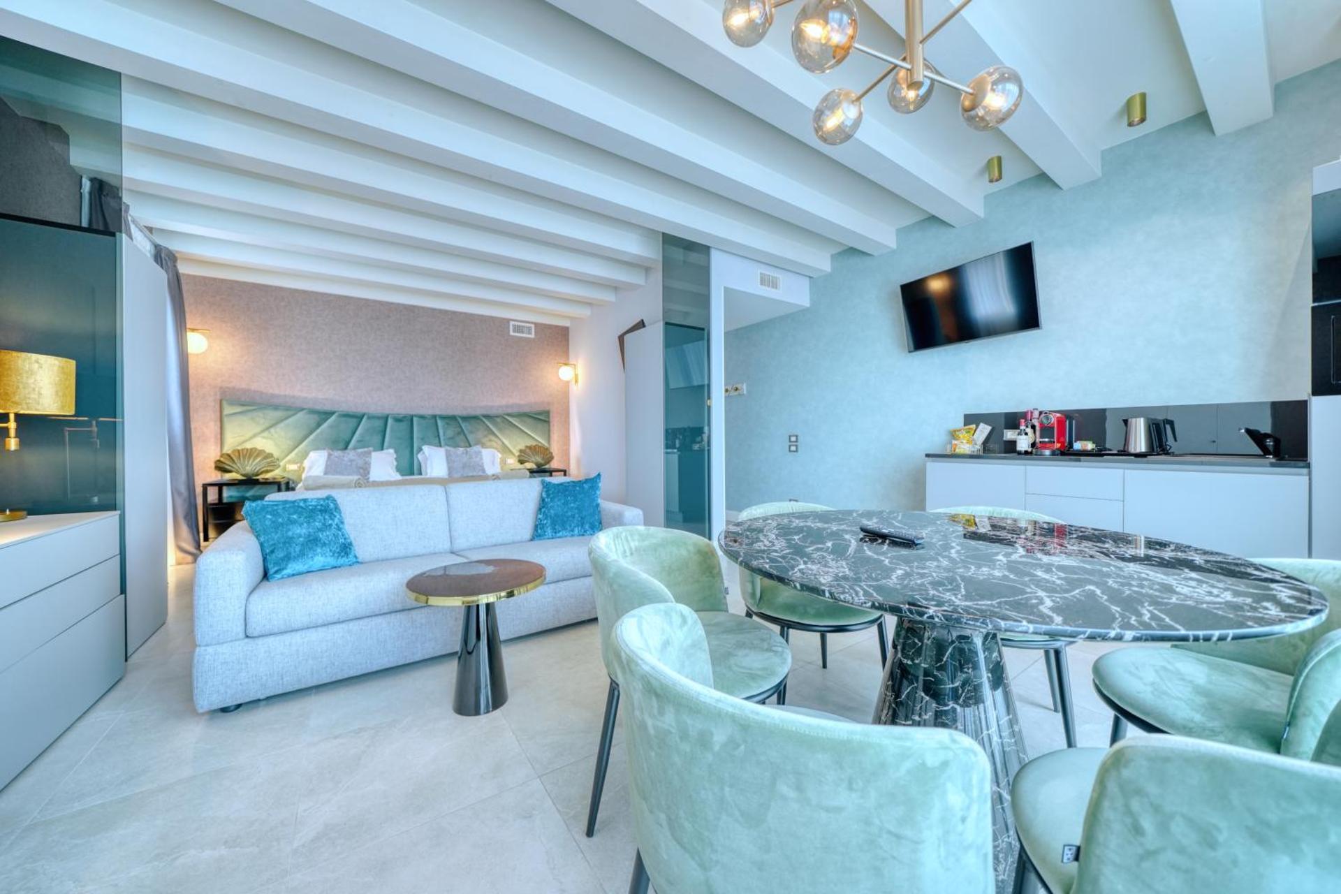 Queen Suite with Spa Bath