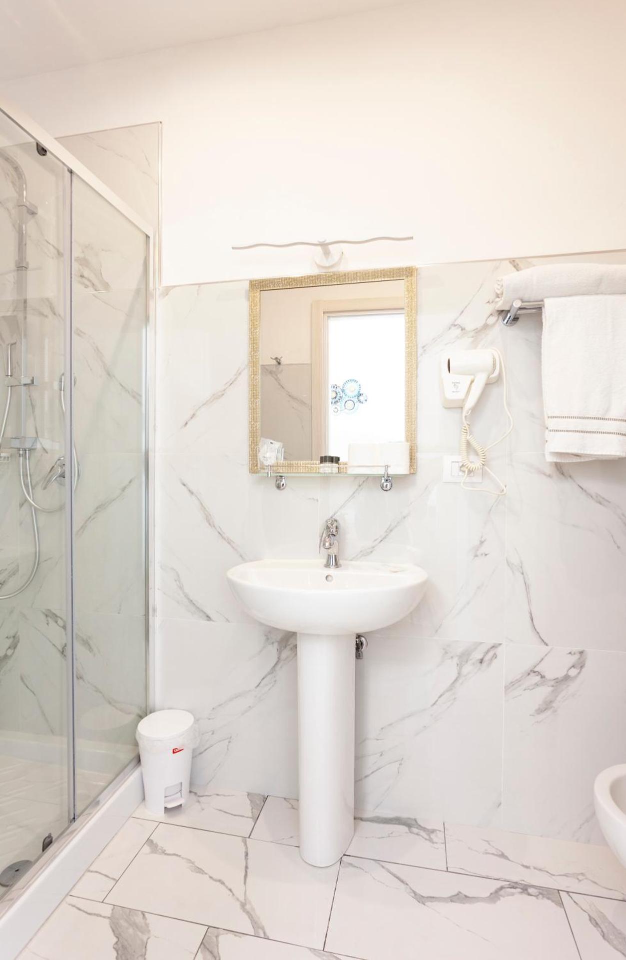 Hotel St. James - Photo 16