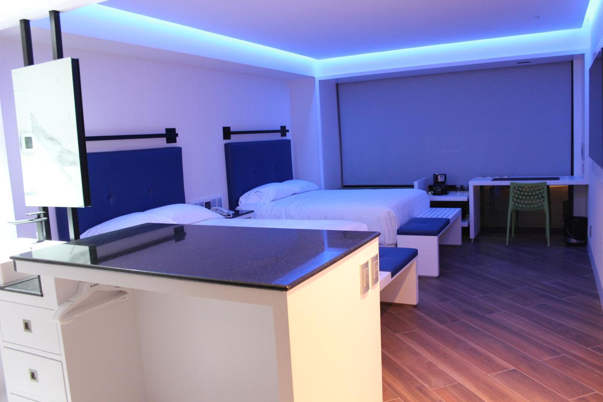 Double Room with Two Double Beds - Photo 2