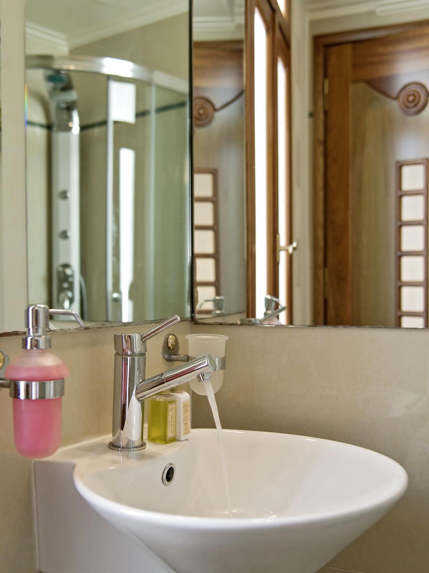Ionas Boutique Hotel - Photo 36